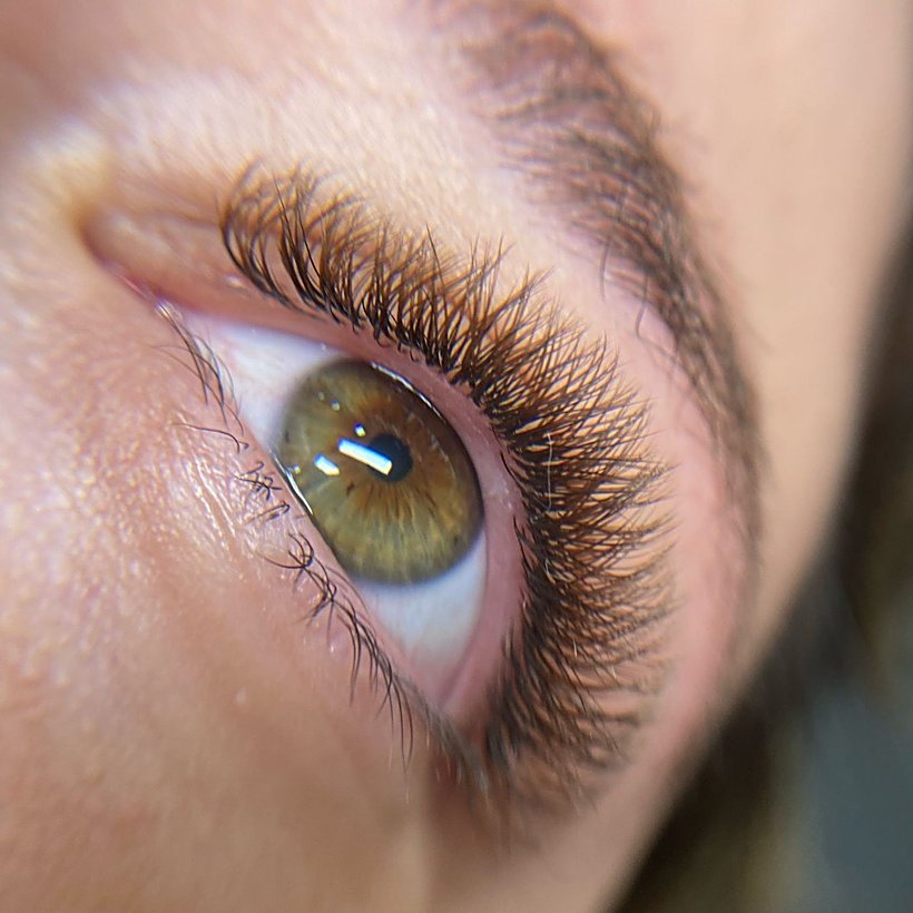 Volume brasileiro de cílios em Campinas — Labella Beauty