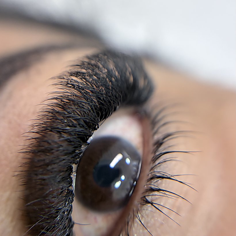 Volume glamour de cílios em Campinas — Labella Beauty